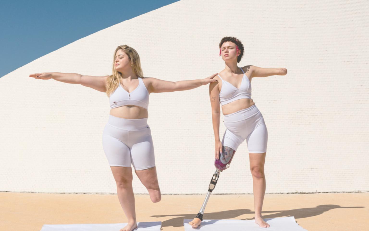Gruppo di persone che praticano meditazione insieme in un ambiente sereno
